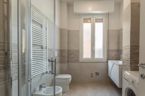 Cool single bedroom in a 4-bedroom apt in Bolognina