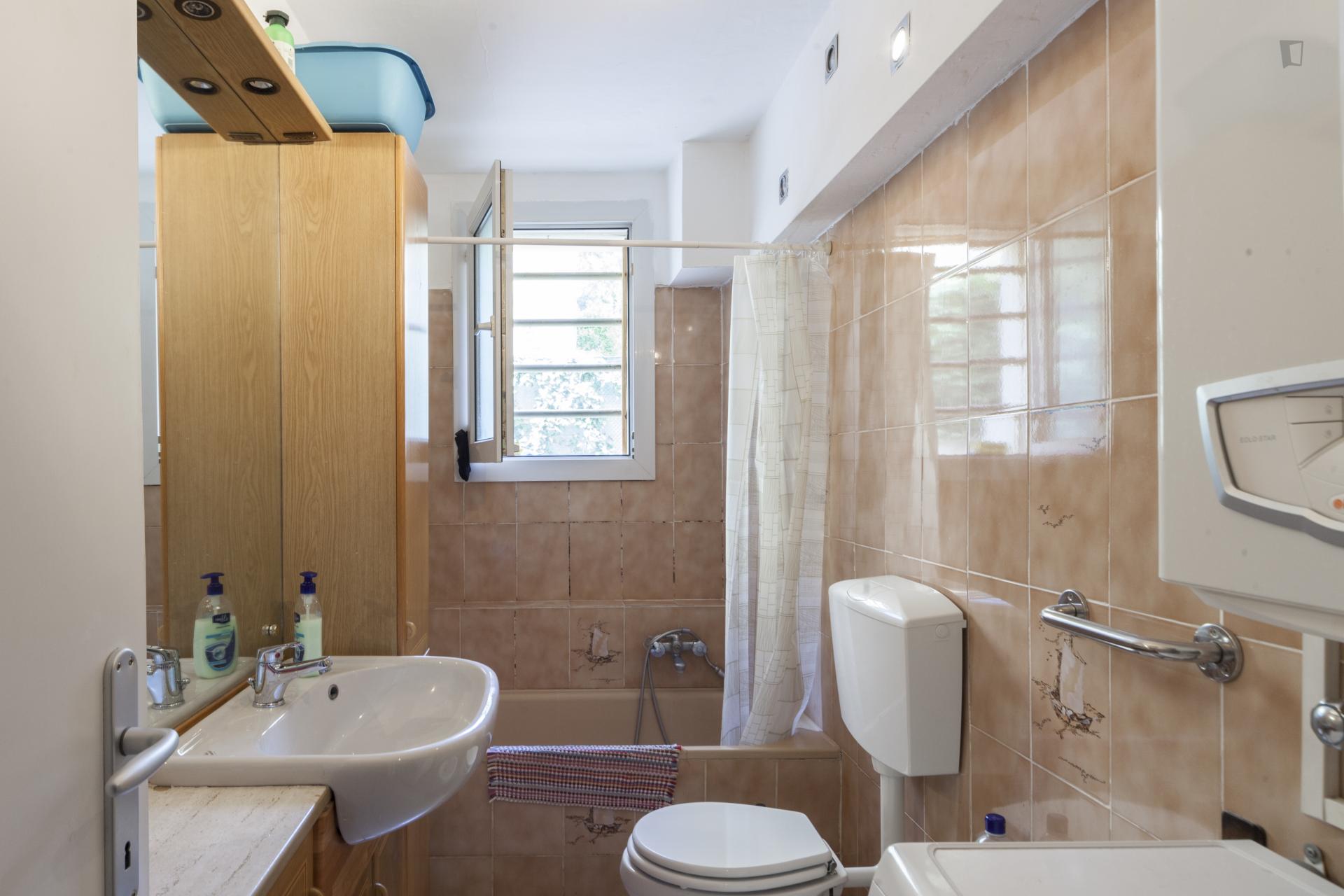 Nice room with queen bed near Universita' di Bologna