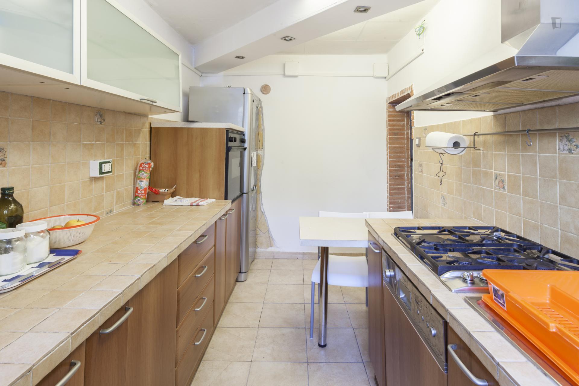 Nice room with queen bed near Universita' di Bologna