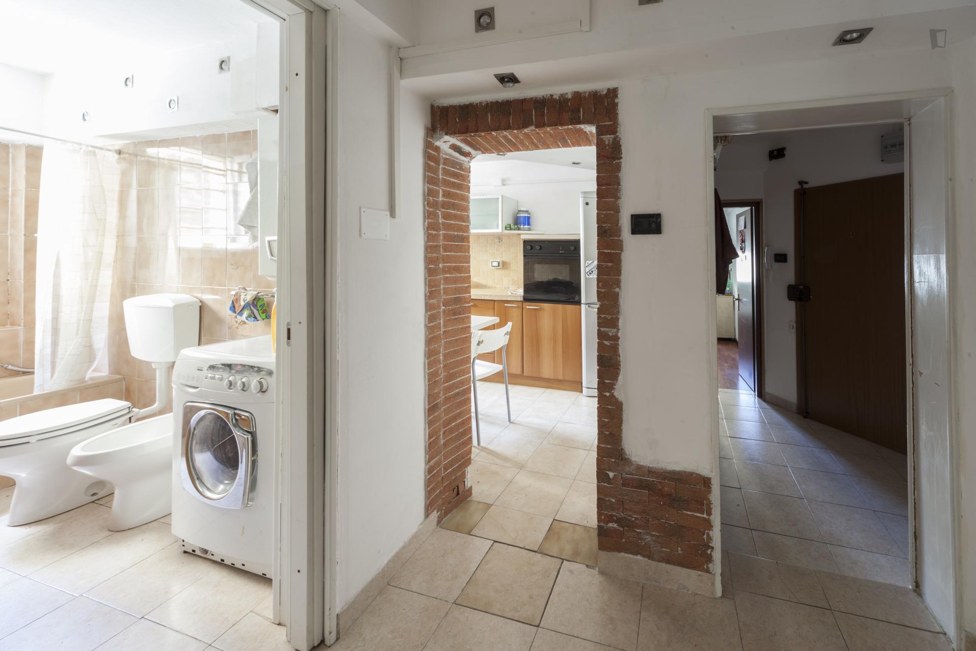 Nice room with queen bed near Universita' di Bologna