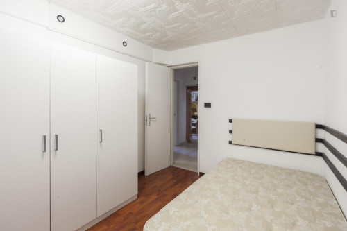 Nice room with queen bed near Universita' di Bologna