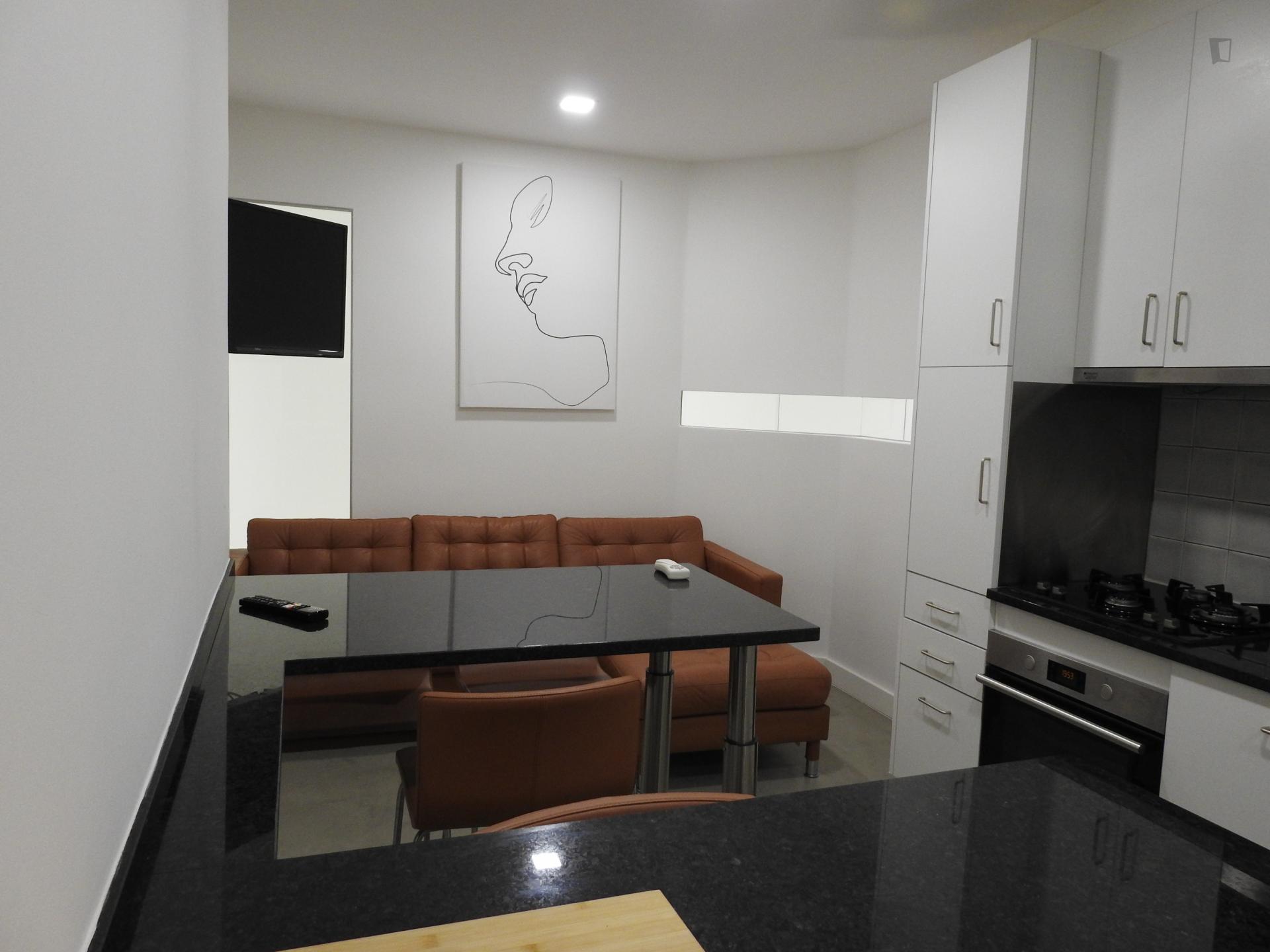 Double bedroom in a 6 bedroom flat, in Saldanha