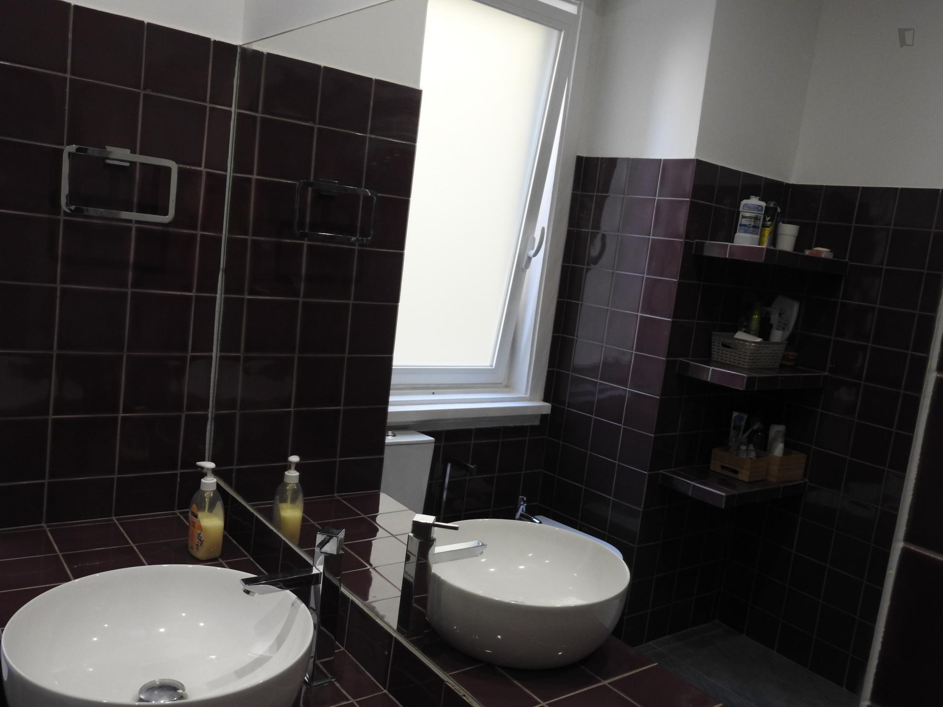 Double bedroom in a 6 bedroom flat, in Saldanha