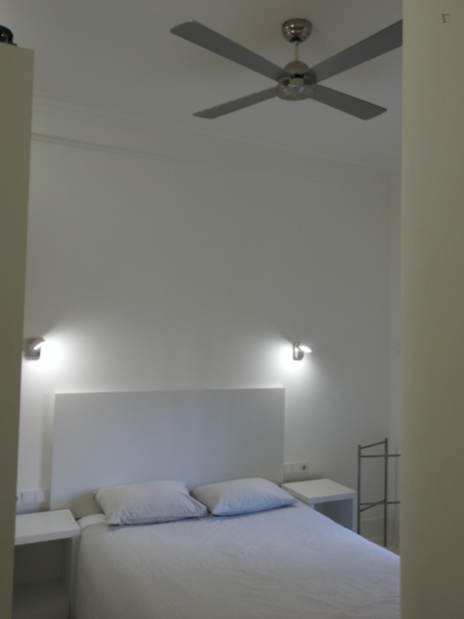 Double bedroom in a 6 bedroom flat, in Saldanha