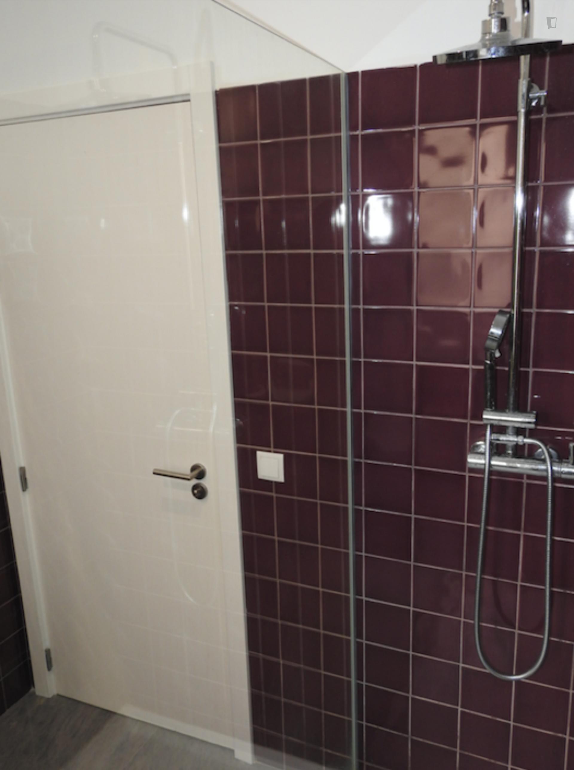 Double bedroom in a 6 bedroom flat, in Saldanha