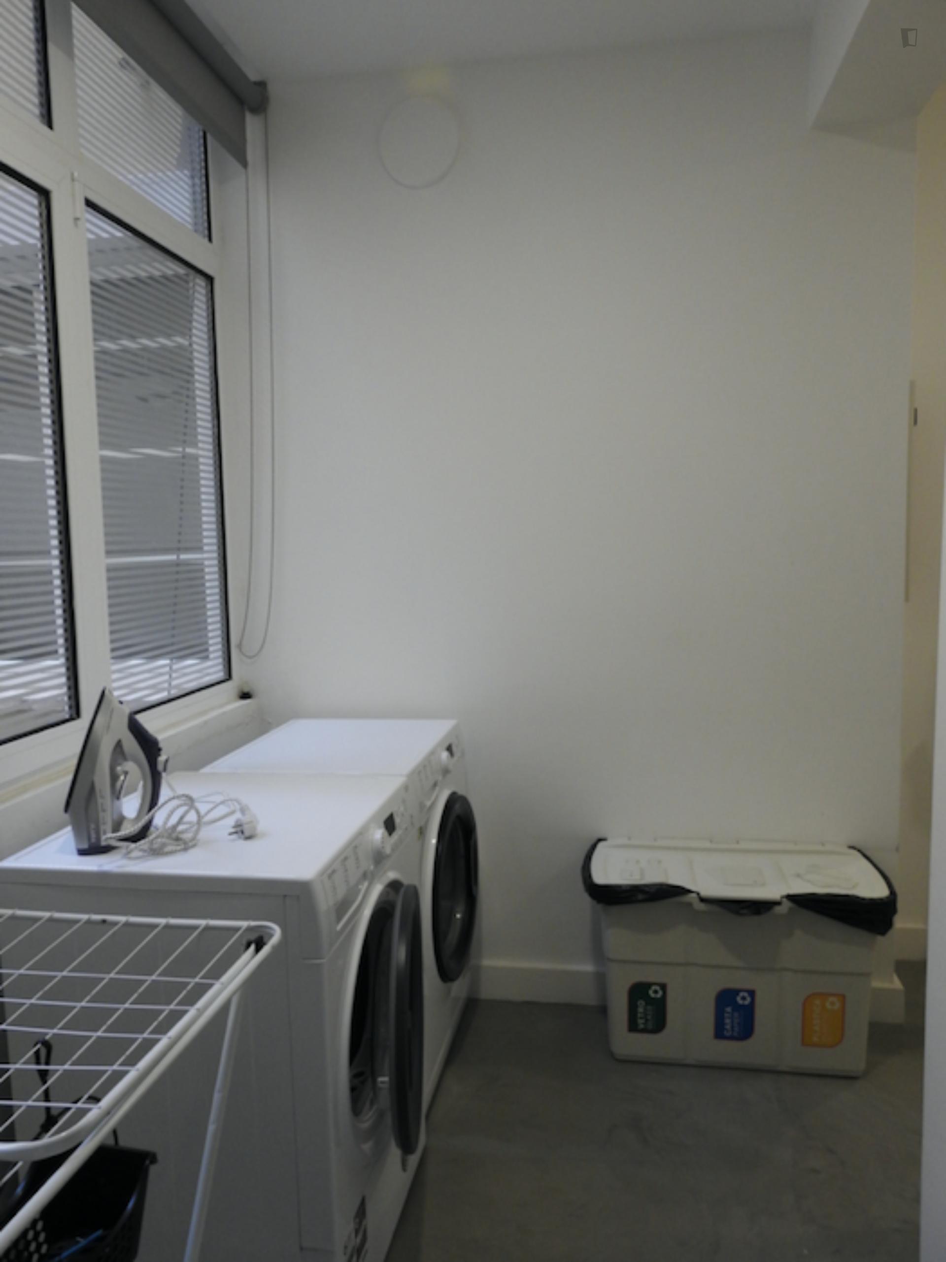 Double bedroom in a 6 bedroom flat, in Saldanha