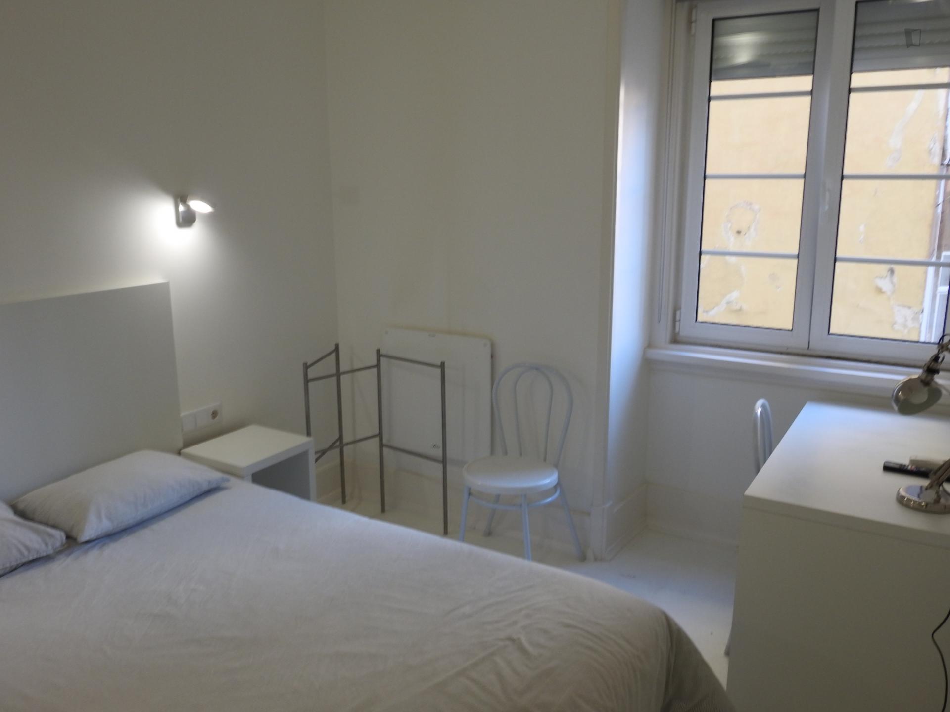 Double bedroom in a 6 bedroom flat, in Saldanha