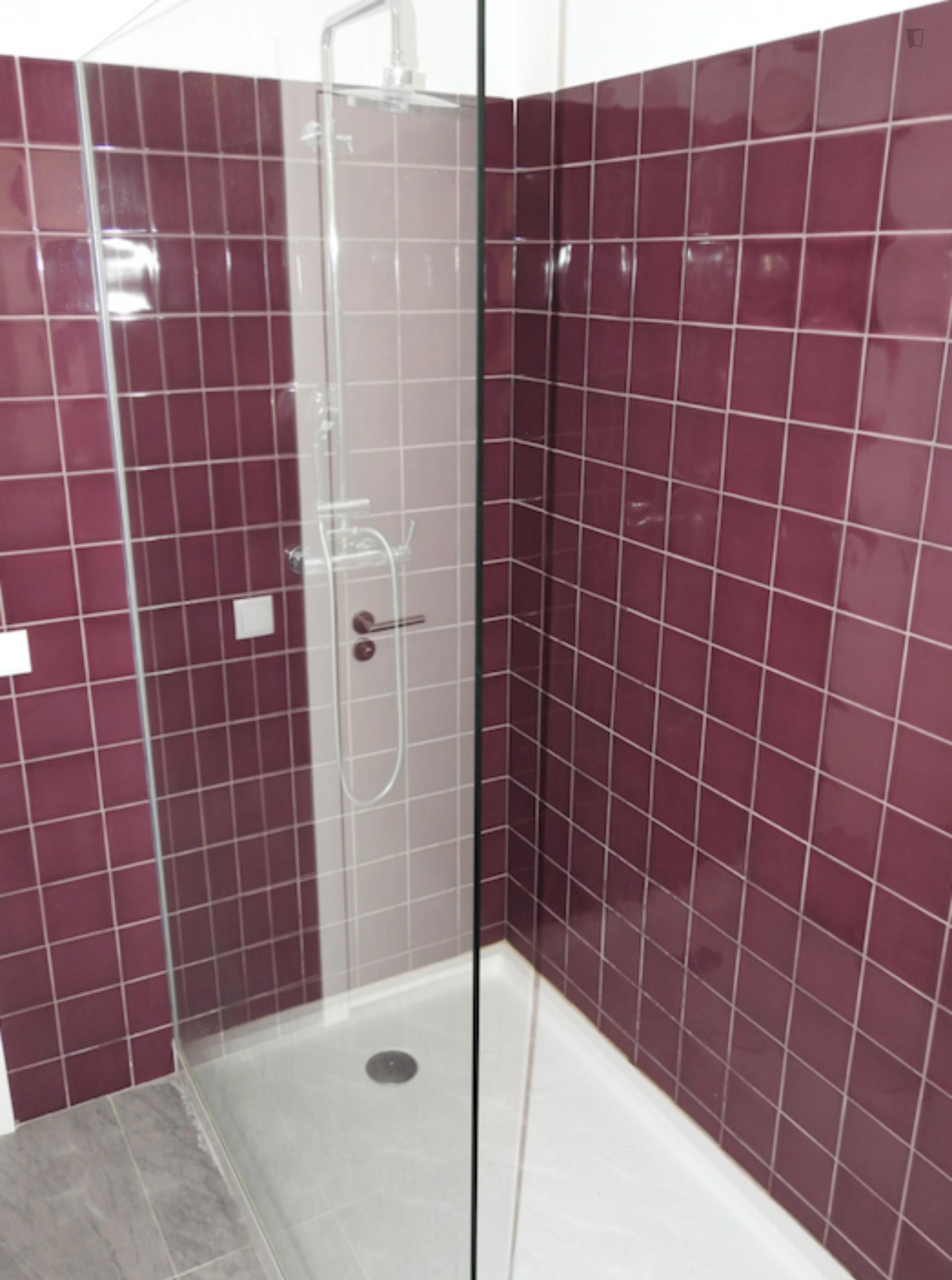Double bedroom in a 6 bedroom flat, in Saldanha