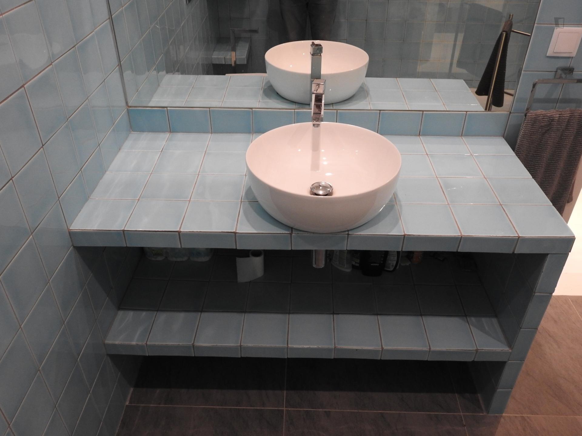 Double bedroom in a 6 bedroom flat, in Saldanha