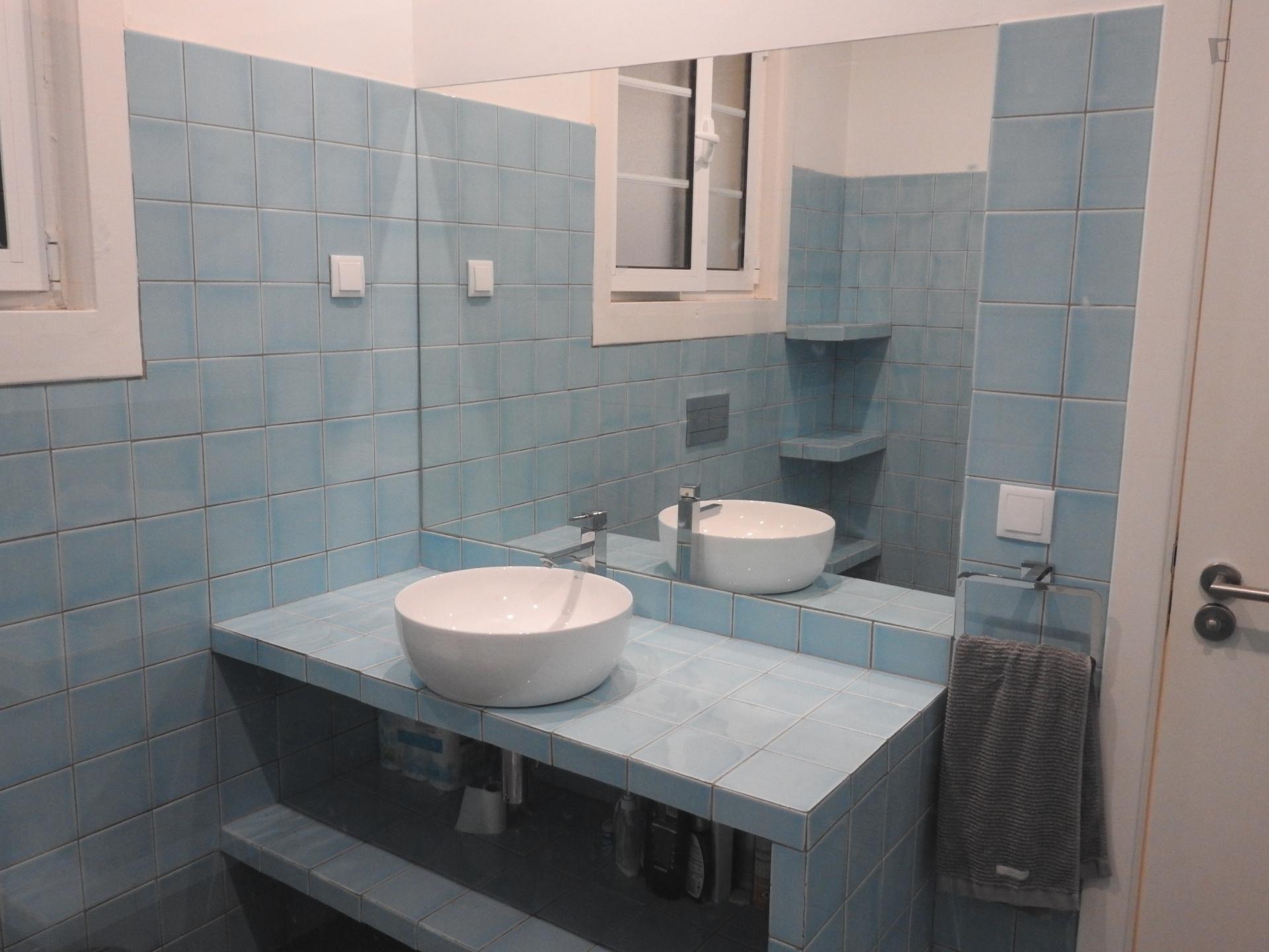 Double bedroom in a 6 bedroom flat, in Saldanha