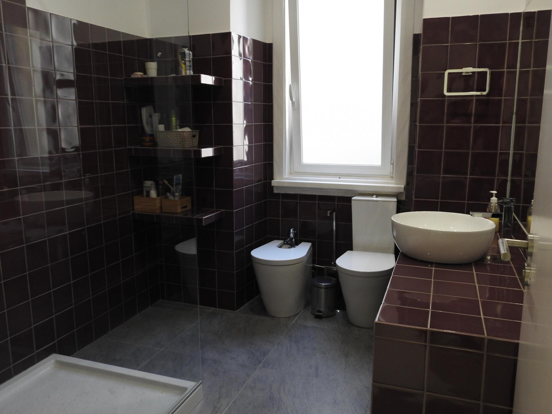 Double bedroom in a 6 bedroom flat, in Saldanha