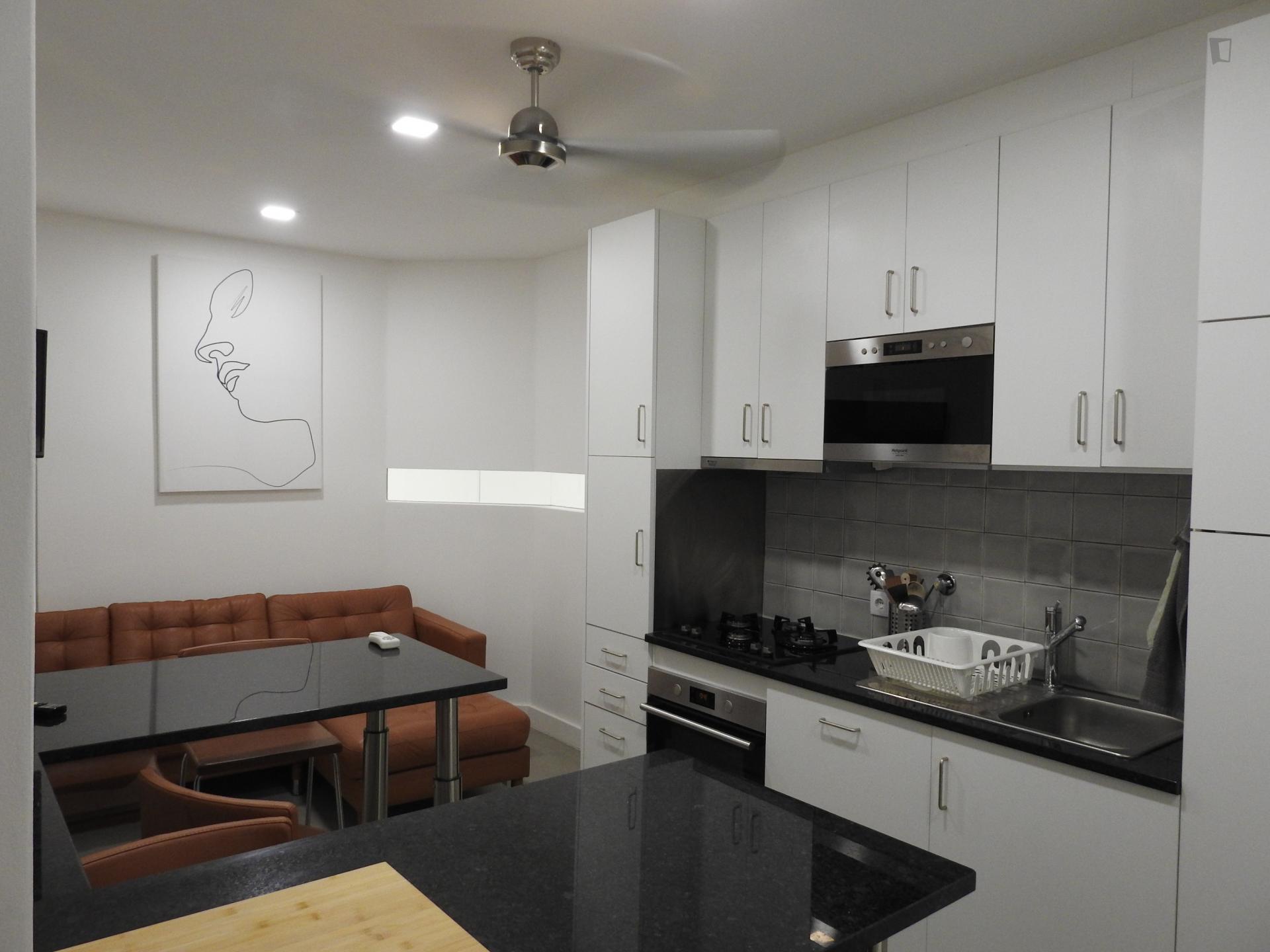 Double bedroom in a 6 bedroom flat, in Saldanha