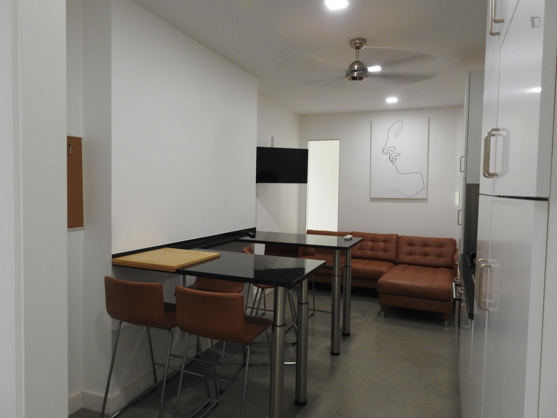 Double bedroom in a 6 bedroom flat, in Saldanha