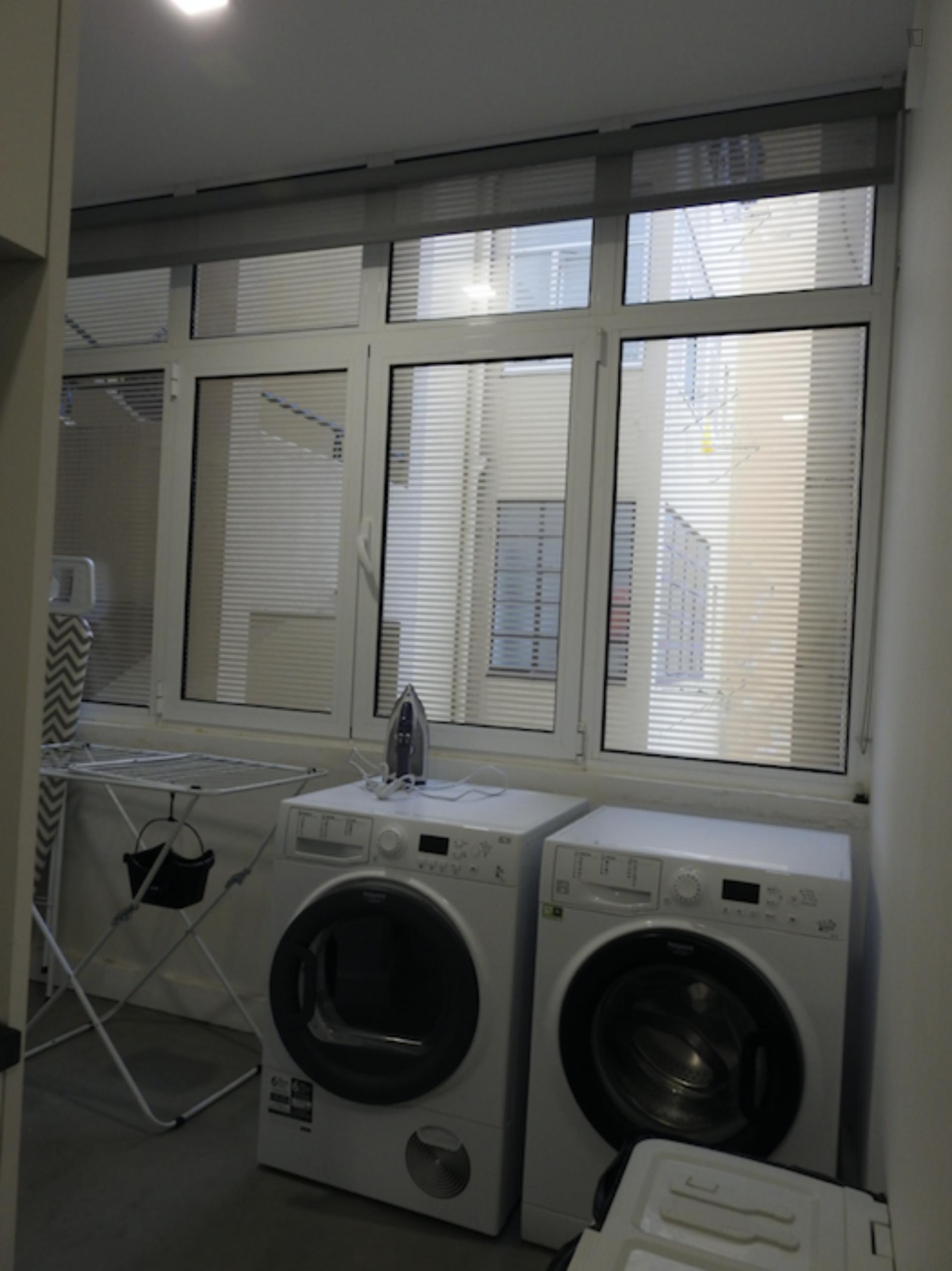 Double bedroom in a 6 bedroom flat, in Saldanha