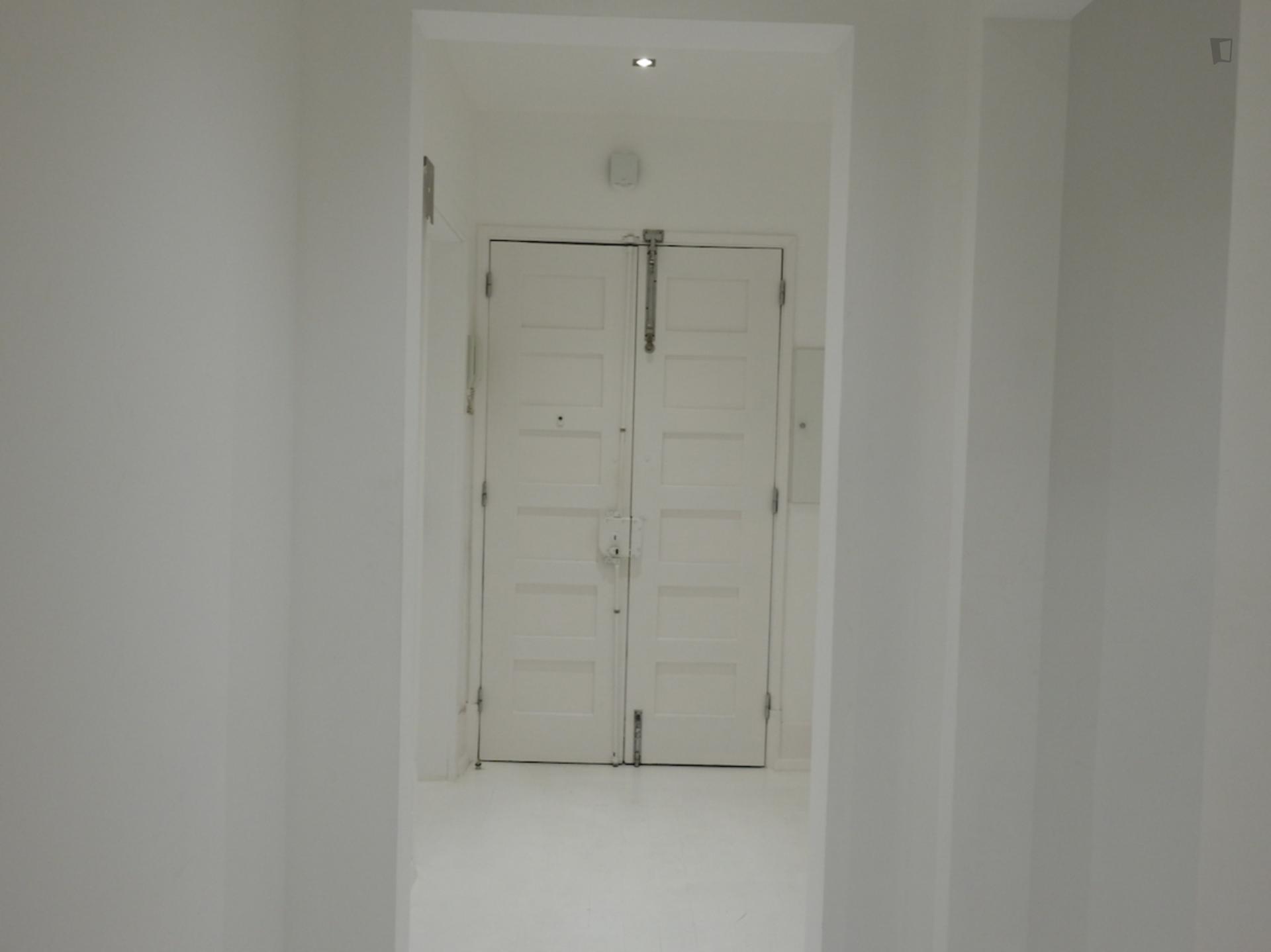 Double bedroom in a 6 bedroom flat, in Saldanha