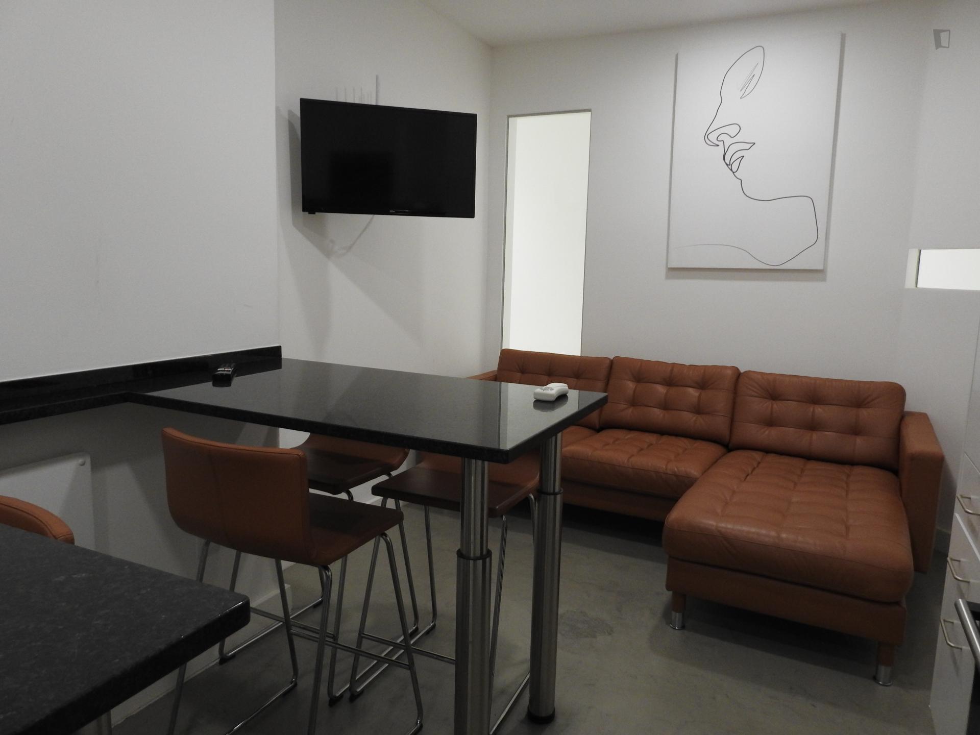 Double bedroom in a 6 bedroom flat, in Saldanha