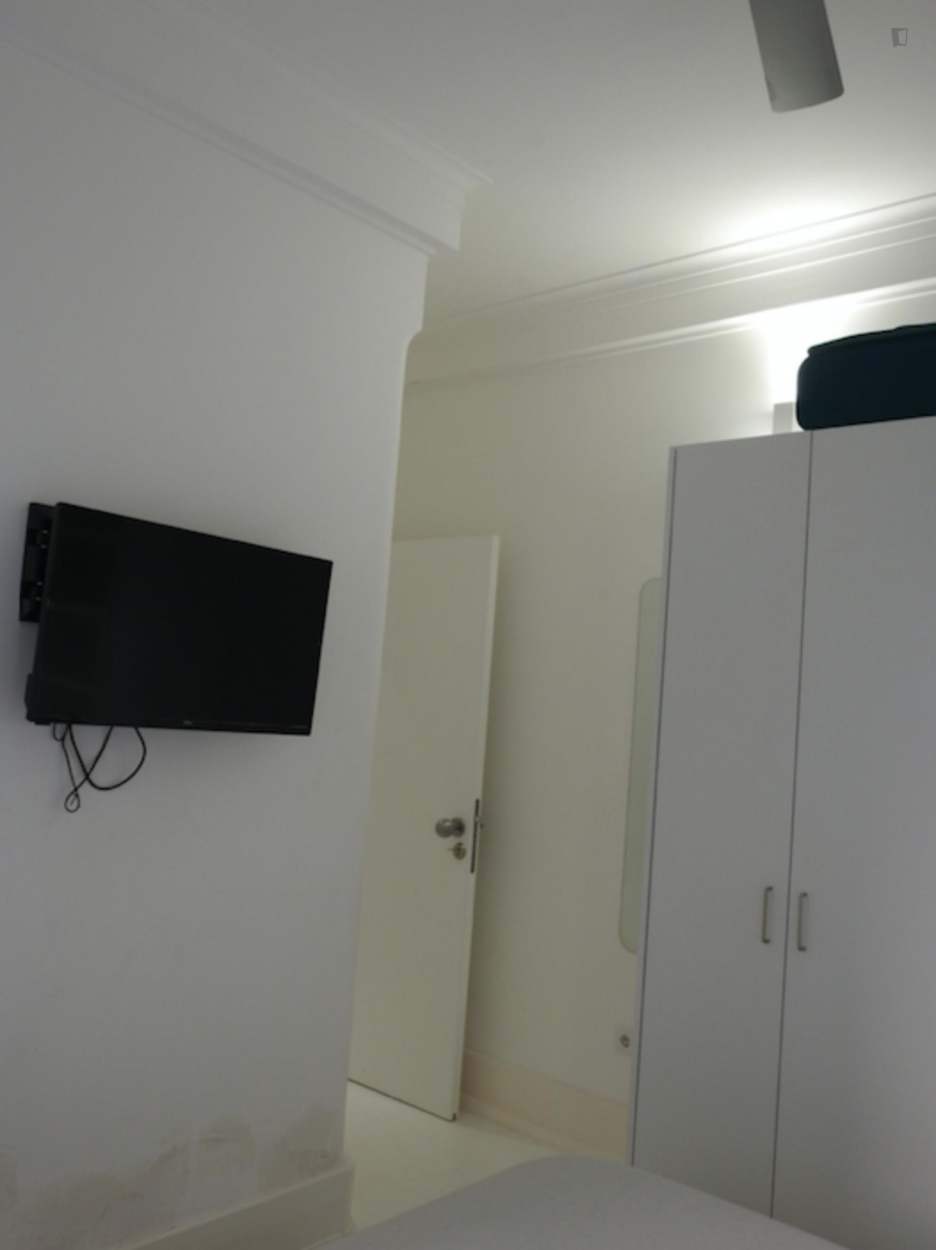 Double bedroom in a 6 bedroom flat, in Saldanha