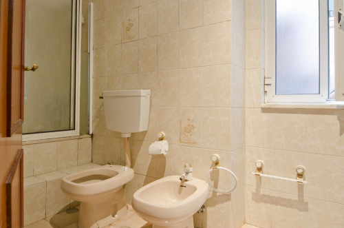 Single bedroom in 8-bedroom apartment - Gallery - 9