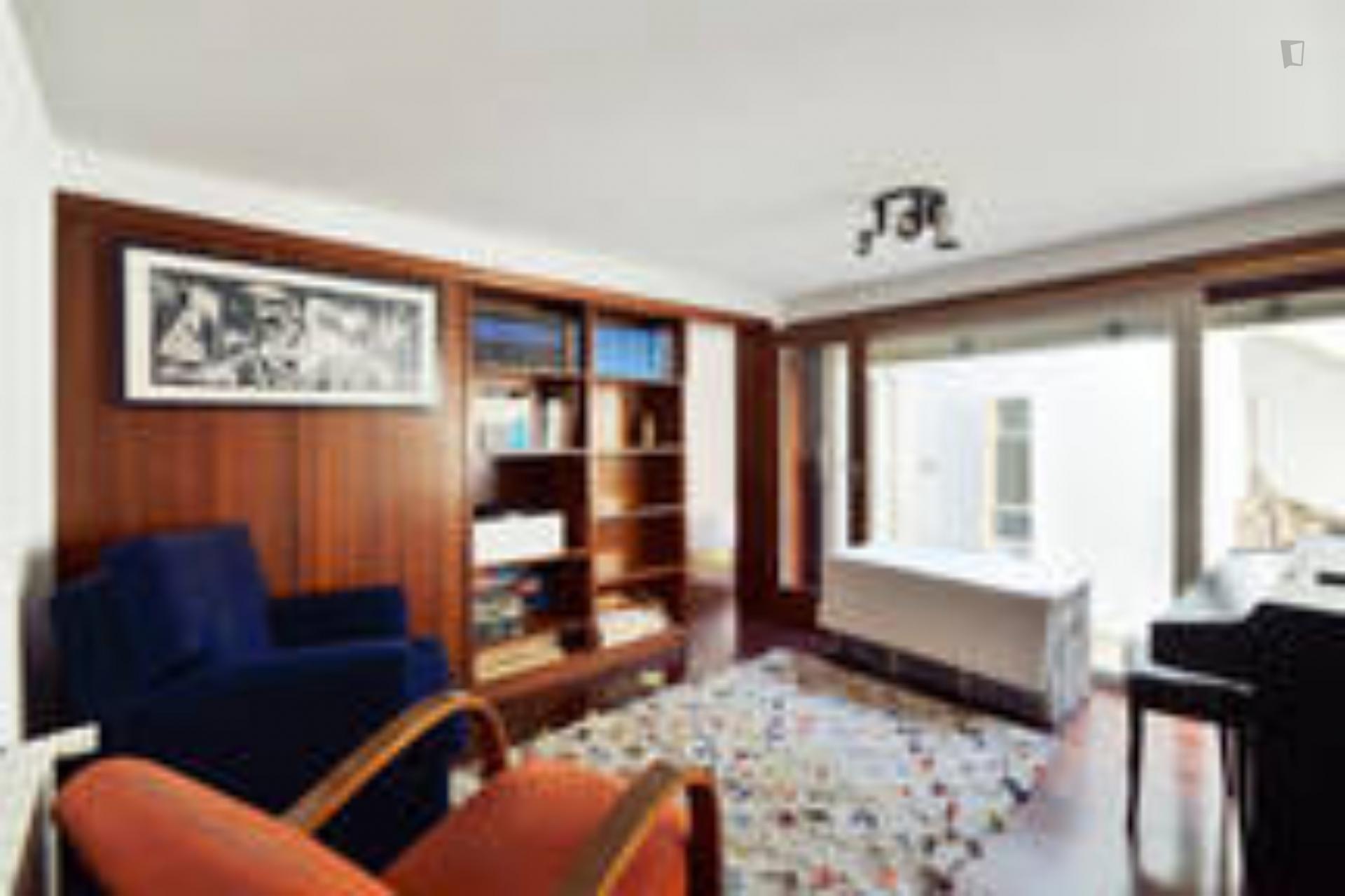 Big bedroom near Lusíada University, city park and Serralves