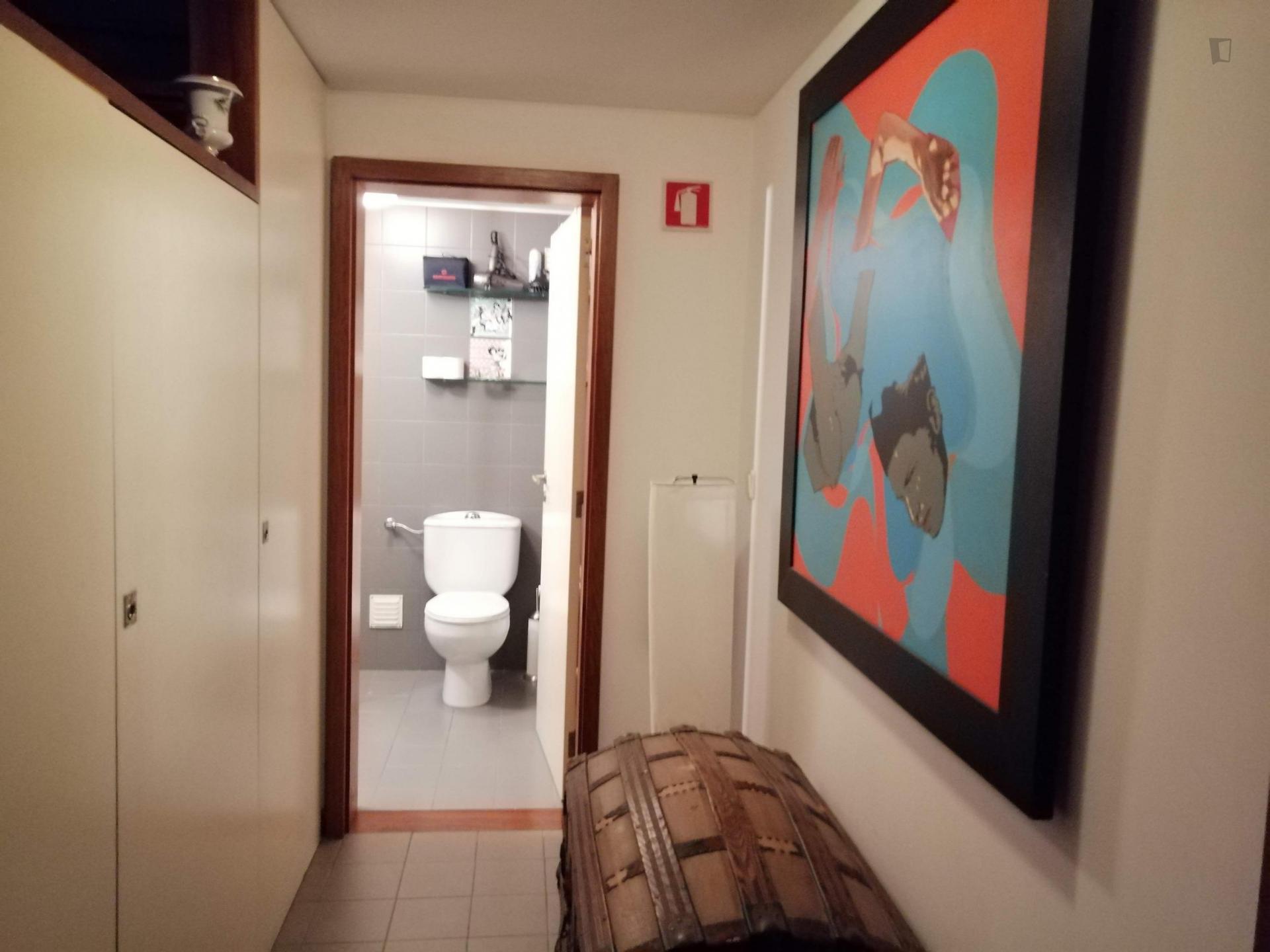 Big bedroom near Lusíada University, city park and Serralves