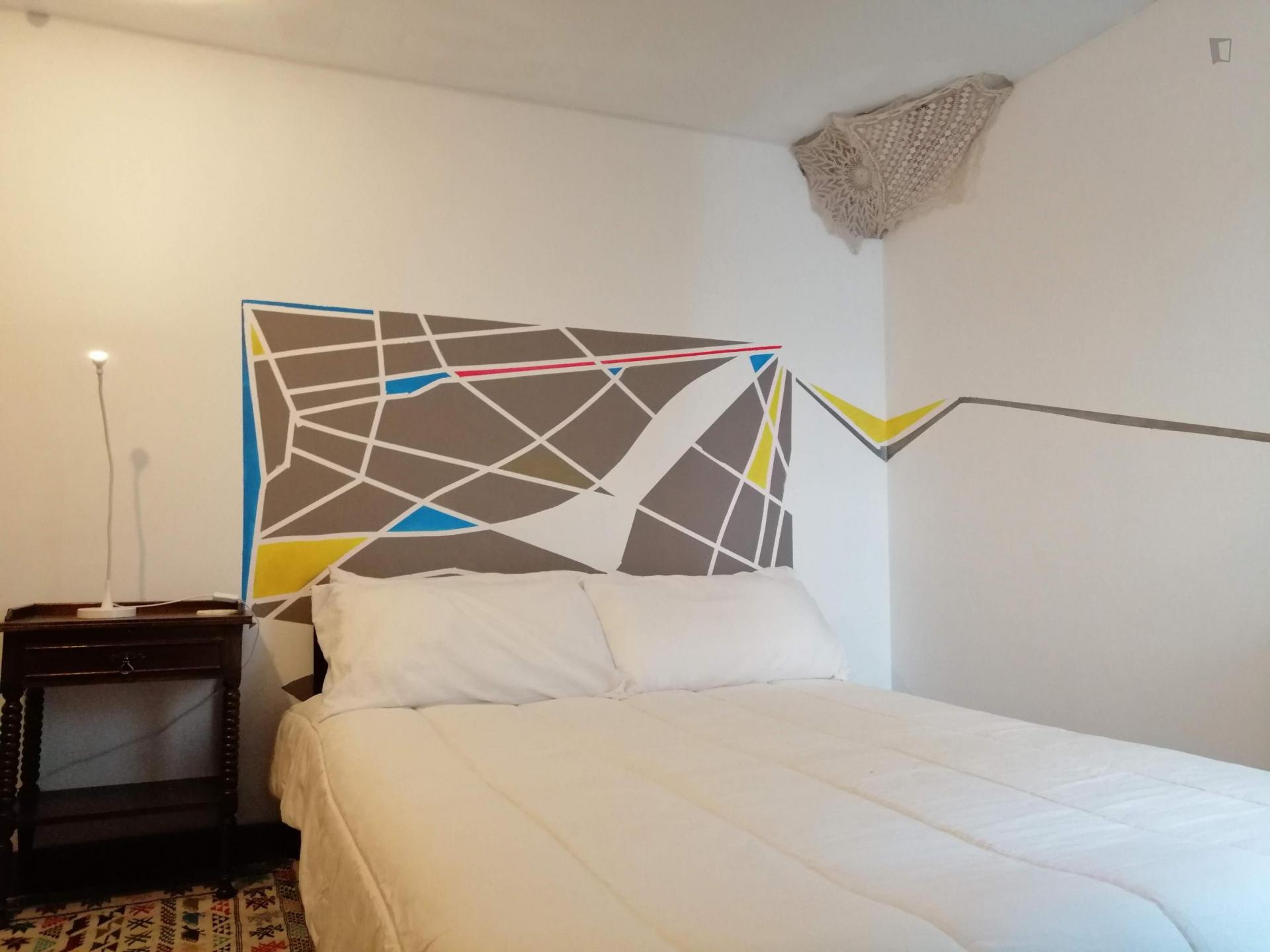 Big bedroom near Lusíada University, city park and Serralves