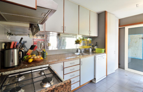 Big bedroom near Lusíada University, city park and Serralves  - Gallery -  5