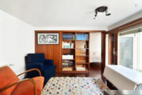 Big bedroom near Lusíada University, city park and Serralves  - Gallery -  3