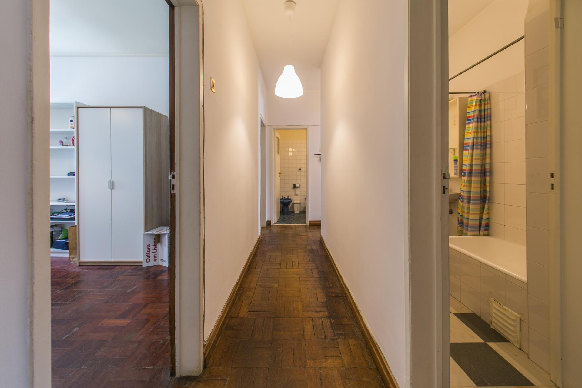 Neat and cosy double bedroom in a 6-bedroom flat, in Alcântara