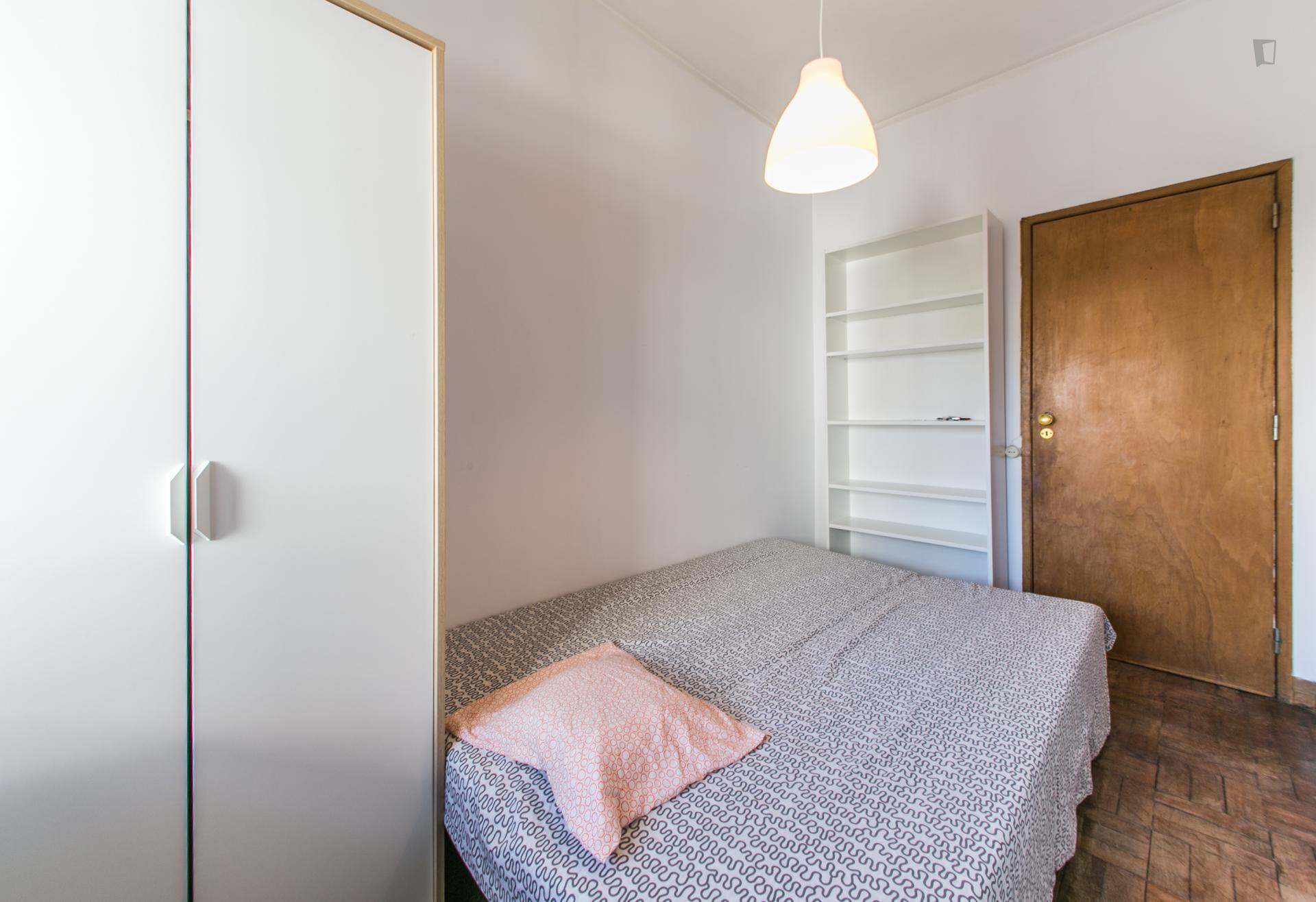 Neat and cosy double bedroom in a 6-bedroom flat, in Alcântara