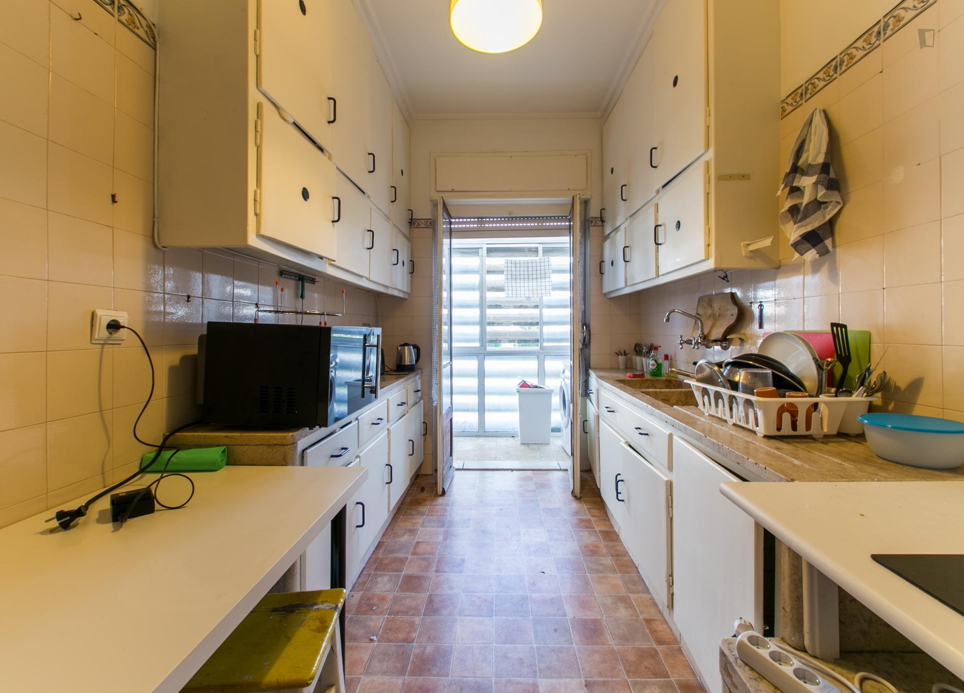 Neat and cosy double bedroom in a 6-bedroom flat, in Alcântara