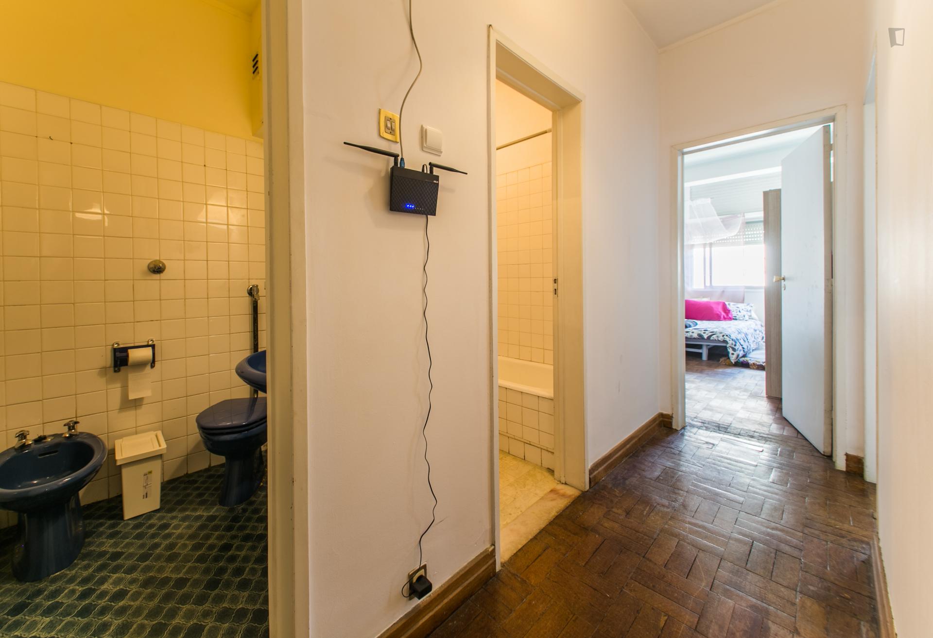 Neat and cosy double bedroom in a 6-bedroom flat, in Alcântara