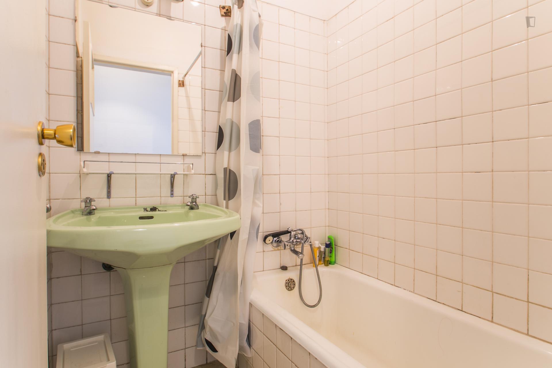 Neat and cosy double bedroom in a 6-bedroom flat, in Alcântara