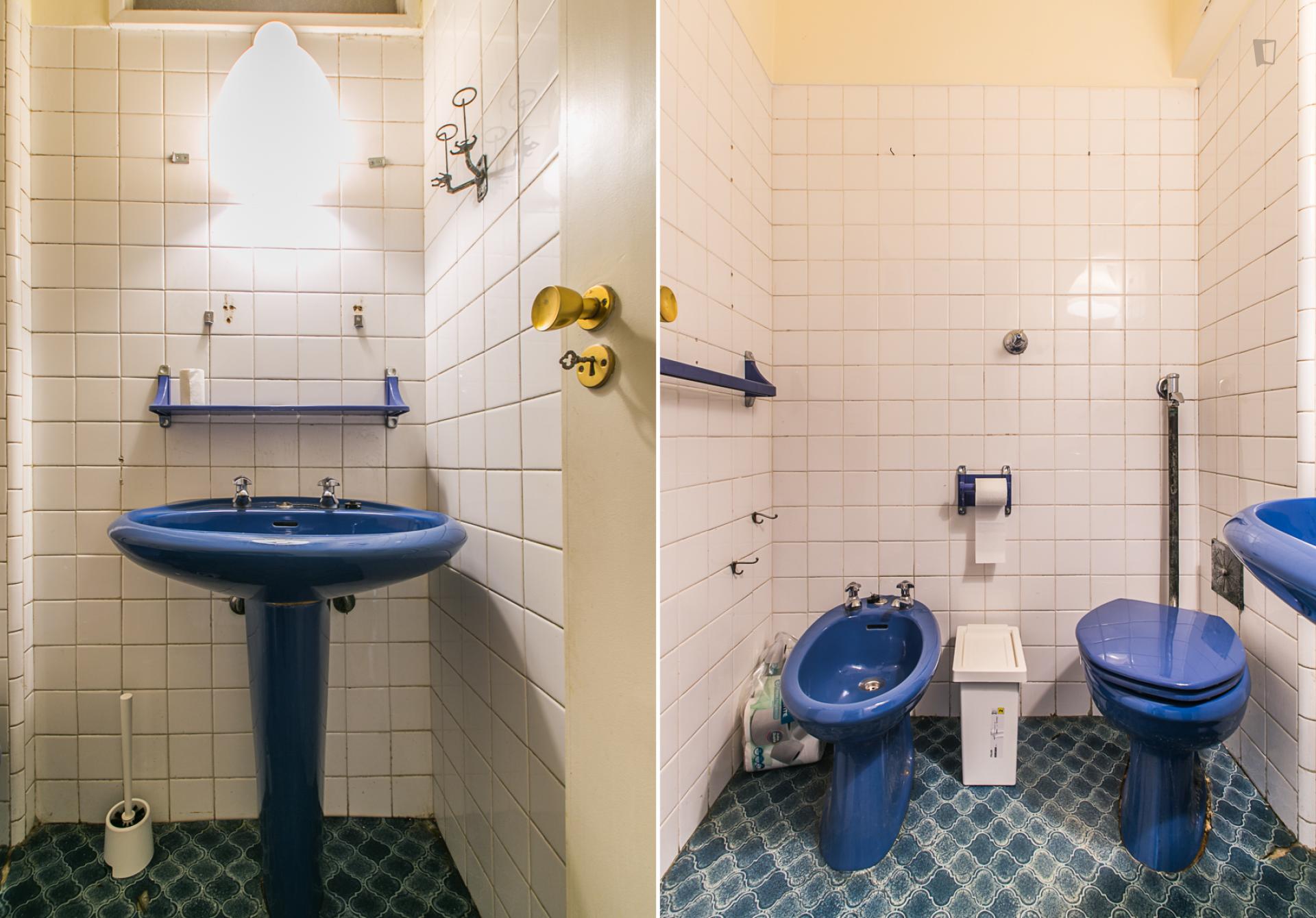 Neat and cosy double bedroom in a 6-bedroom flat, in Alcântara