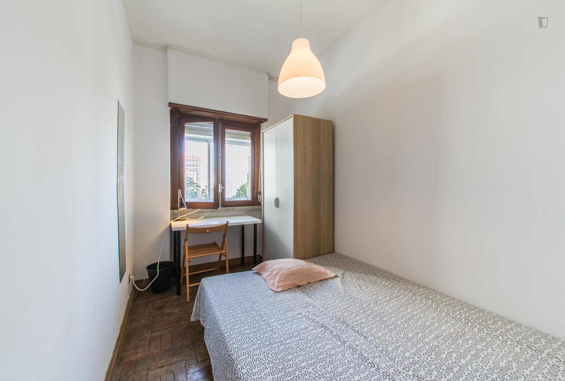 Neat and cosy double bedroom in a 6-bedroom flat, in Alcântara