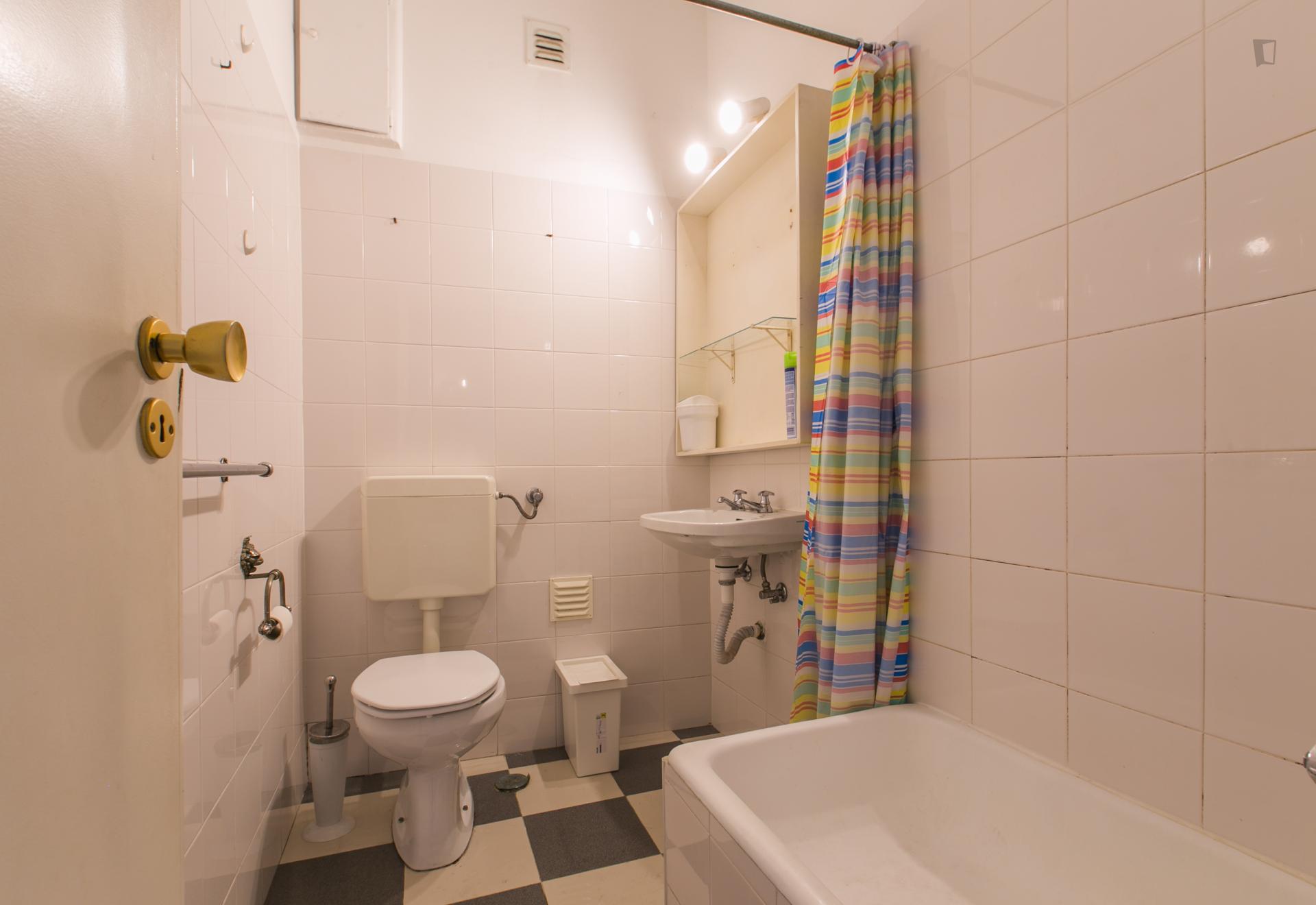 Neat and cosy double bedroom in a 6-bedroom flat, in Alcântara