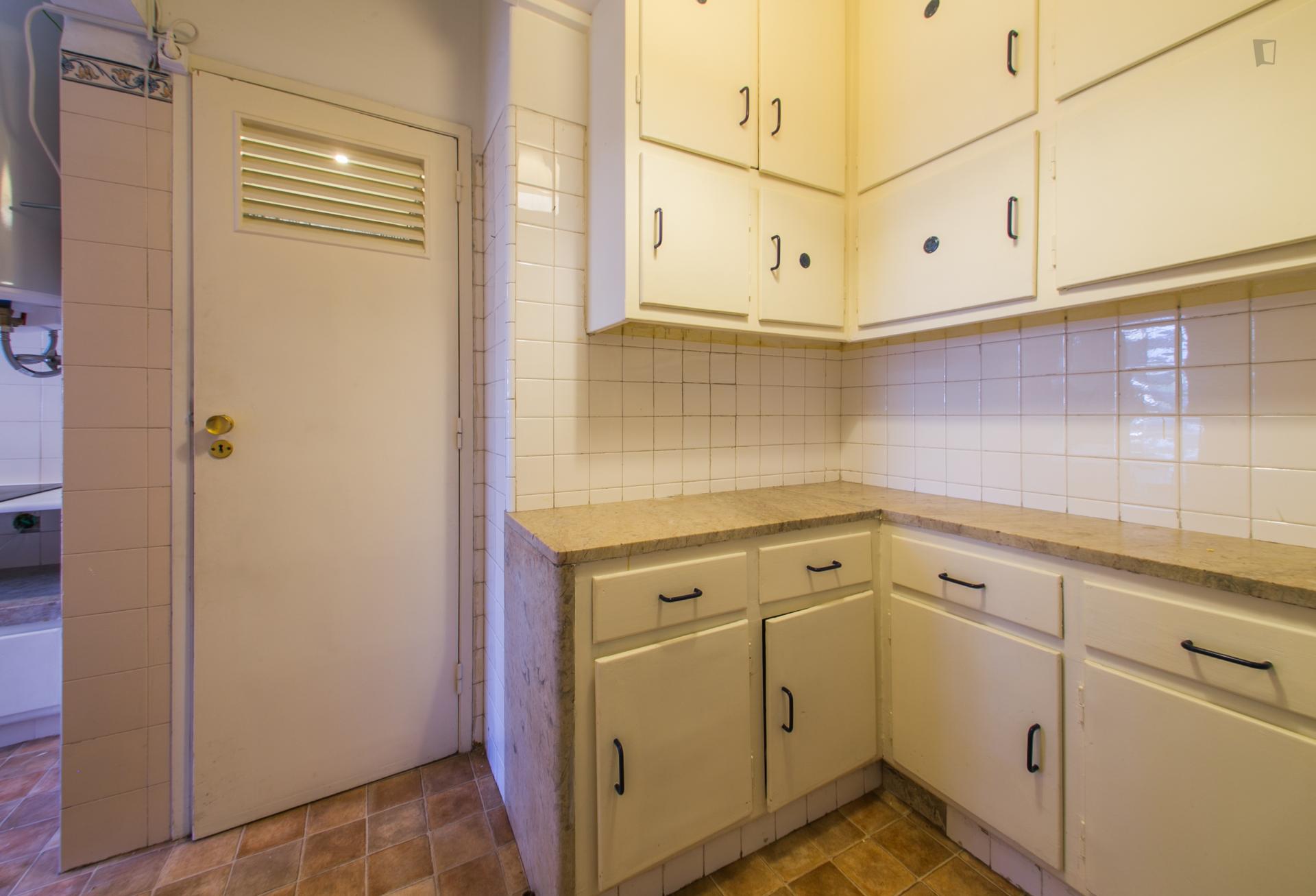 Neat and cosy double bedroom in a 6-bedroom flat, in Alcântara