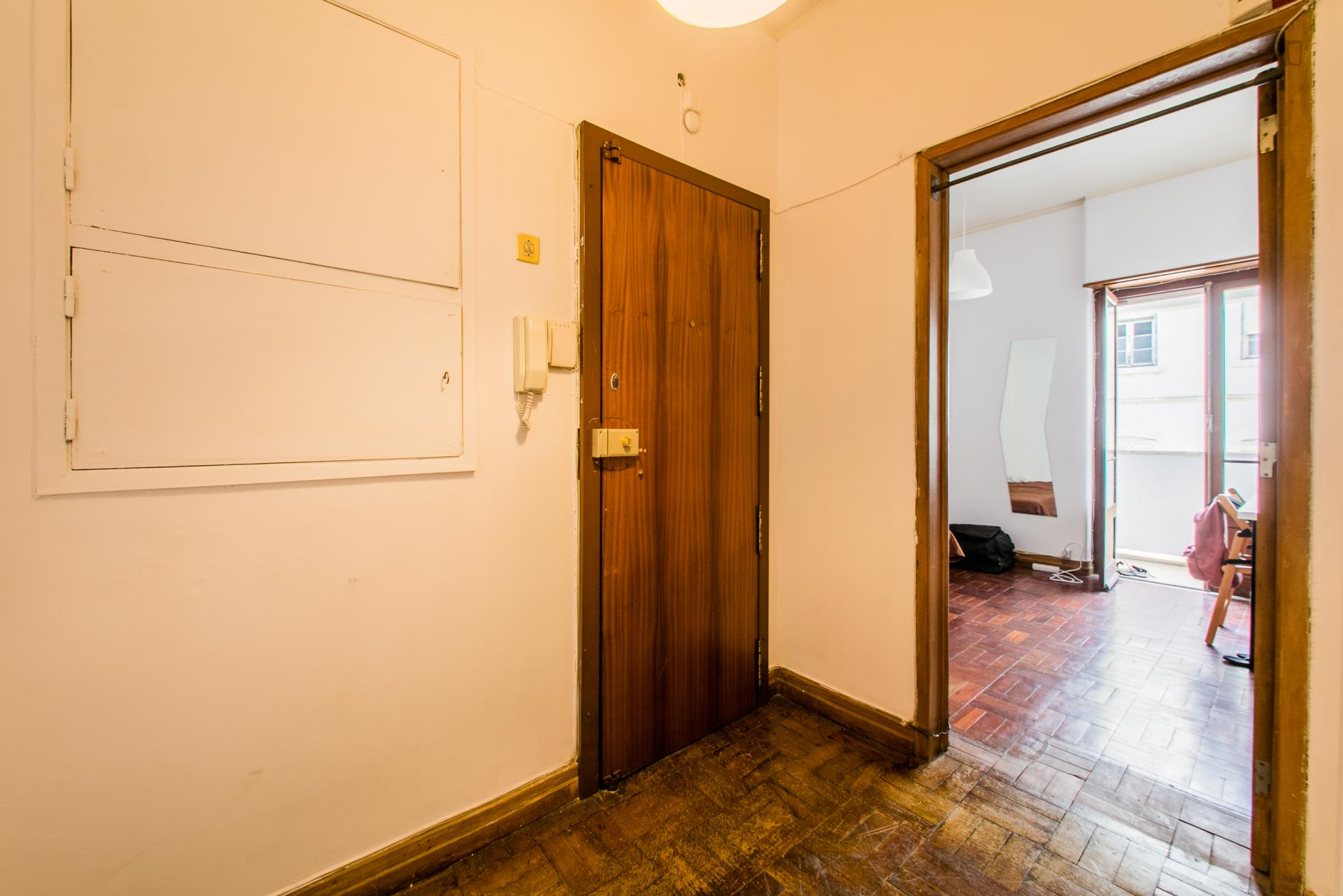 Neat and cosy double bedroom in a 6-bedroom flat, in Alcântara