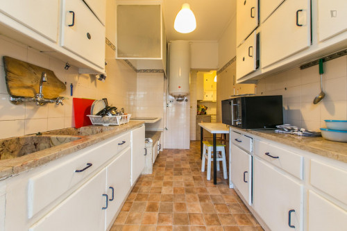 Neat and cosy double bedroom in a 6-bedroom flat, in Alcântara  - Gallery -  5