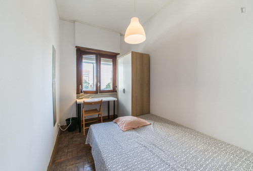 Neat and cosy double bedroom in a 6-bedroom flat, in Alcântara  - Gallery -  1