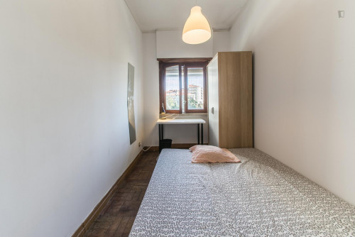 Neat and cosy double bedroom in a 6-bedroom flat, in Alcântara  - Gallery -  2