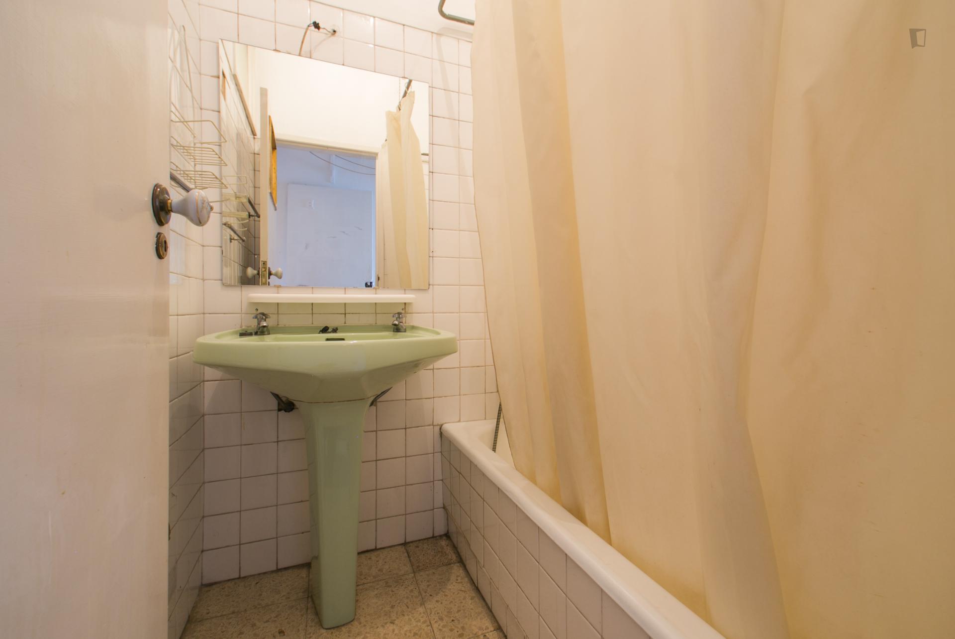 Neat double bedroom not far from Instituto Superior de Agronomia