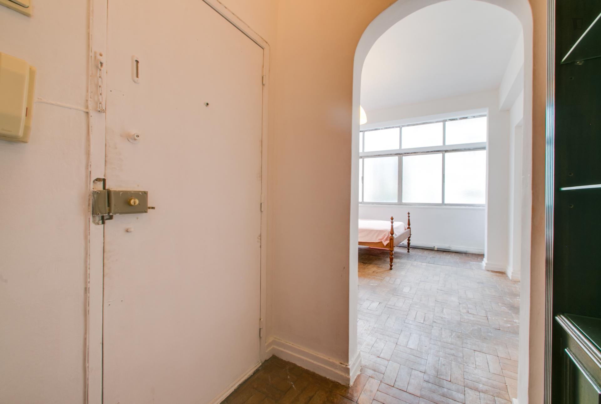 Neat double bedroom not far from Instituto Superior de Agronomia