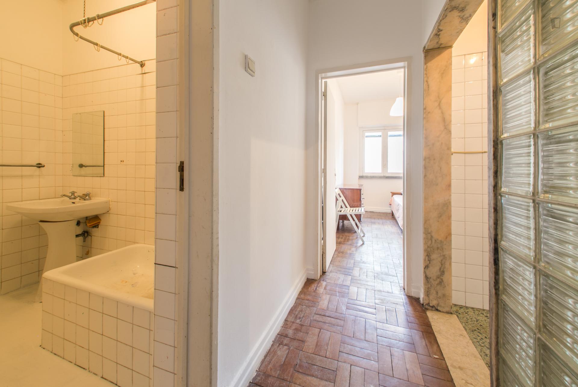 Neat double bedroom not far from Instituto Superior de Agronomia