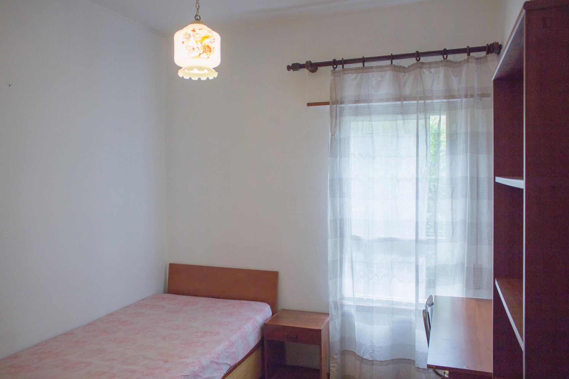 Single bedroom in 4-bedroom apartment