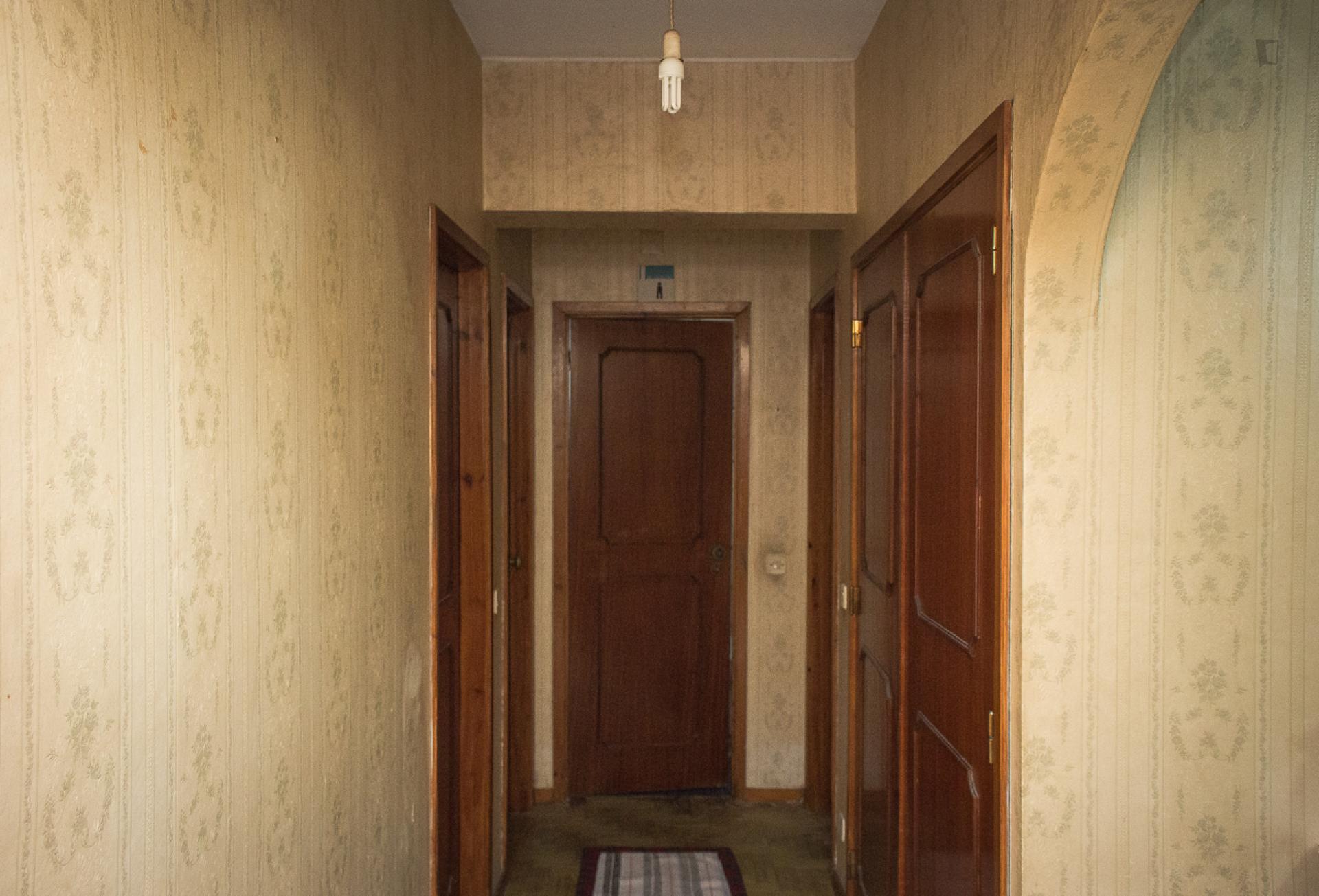 Single bedroom in 4-bedroom apartment