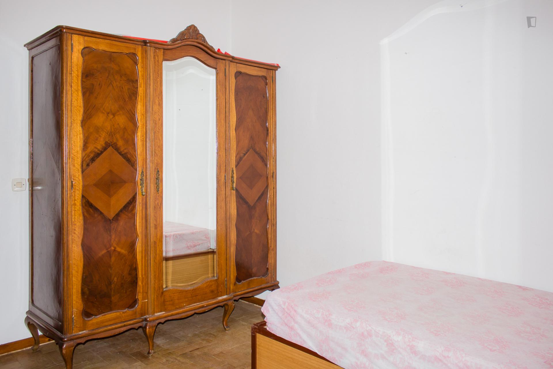 Single bedroom in 4-bedroom apartment