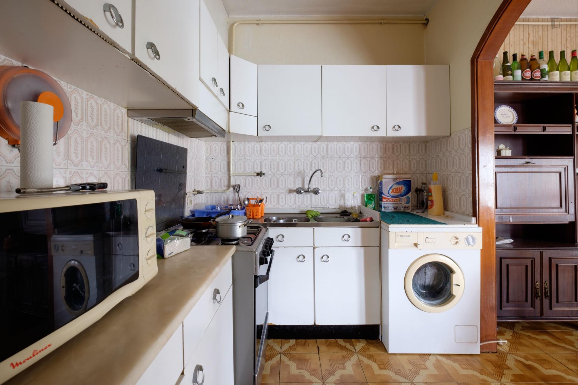 Single bedroom in 4-bedroom apartment