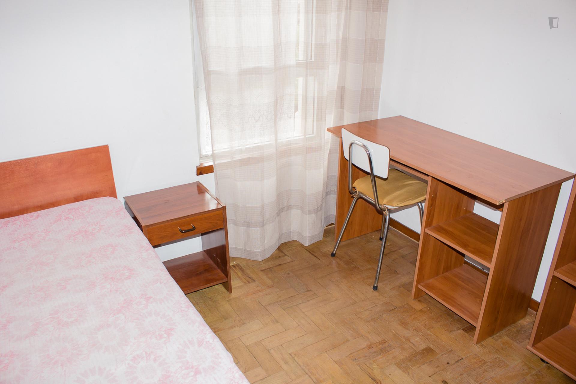 Single bedroom in 4-bedroom apartment