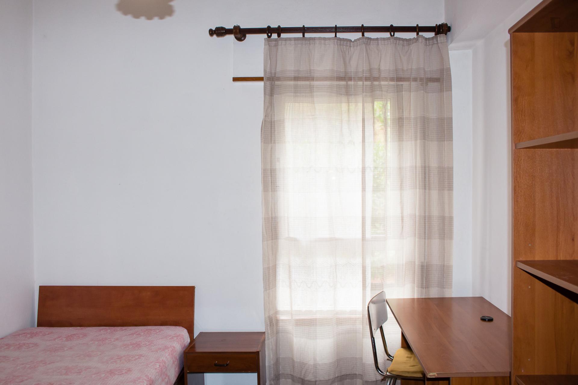 Single bedroom in 4-bedroom apartment