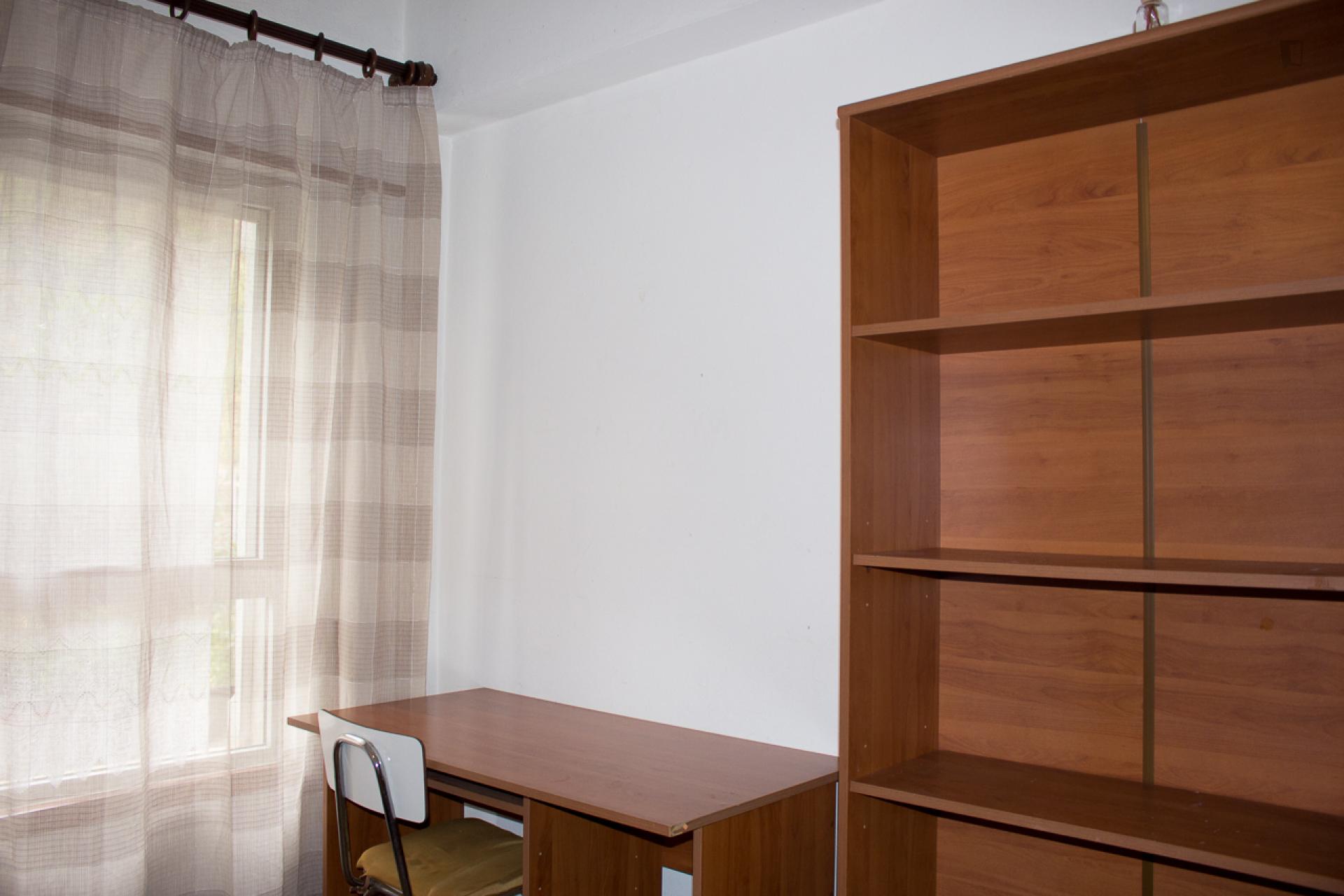 Single bedroom in 4-bedroom apartment